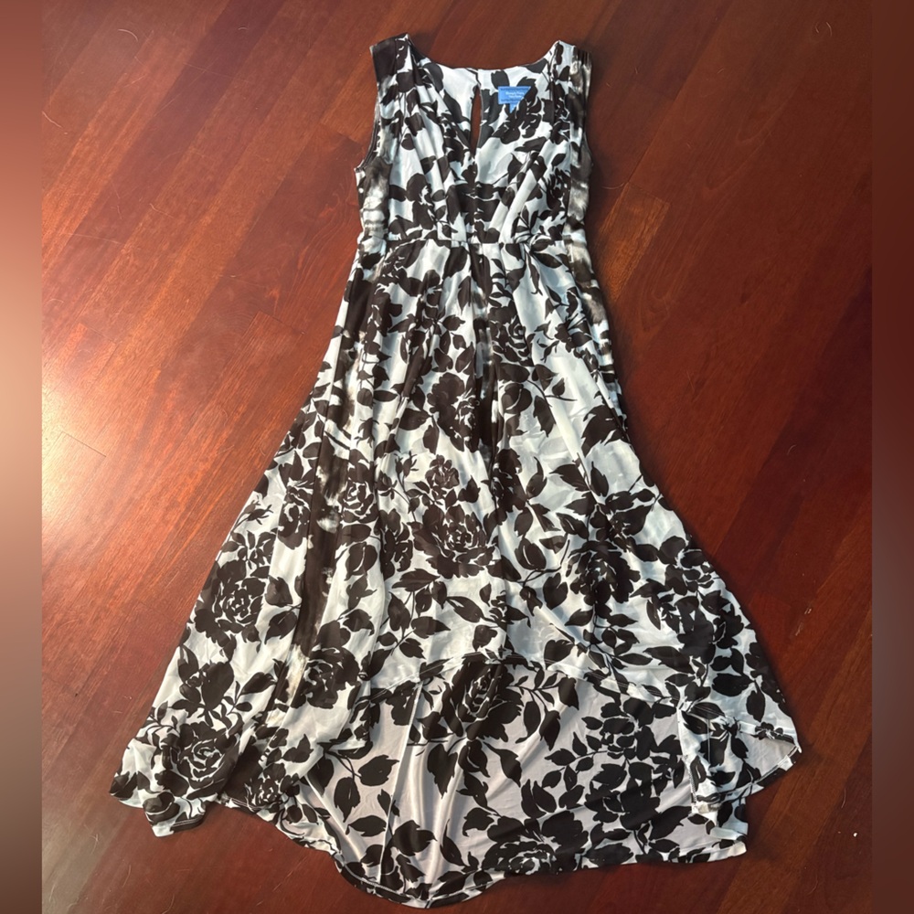 Vera Wang Black and White Floral Design